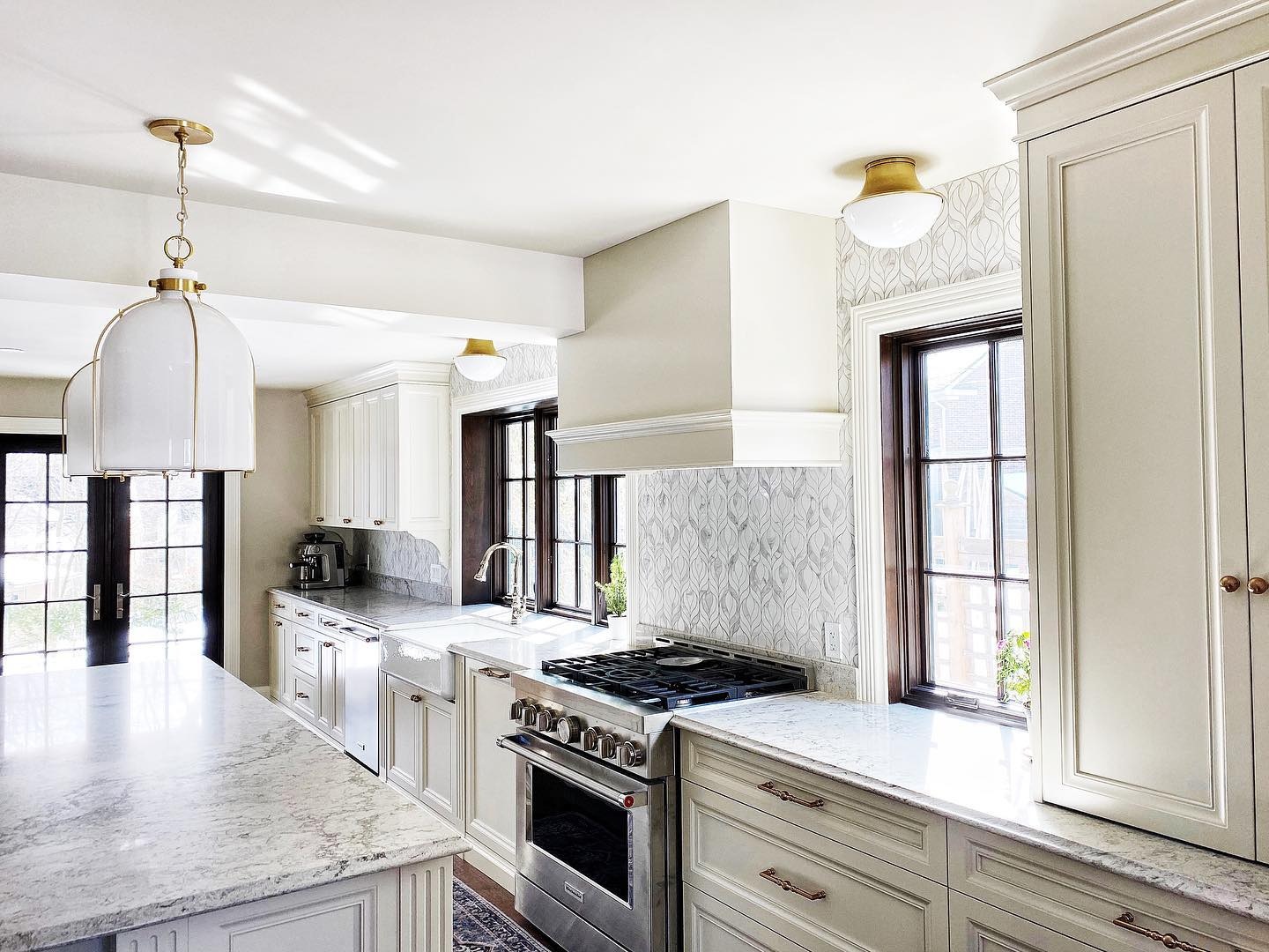 Eldridge 7314 Pendant above a kitchen island.