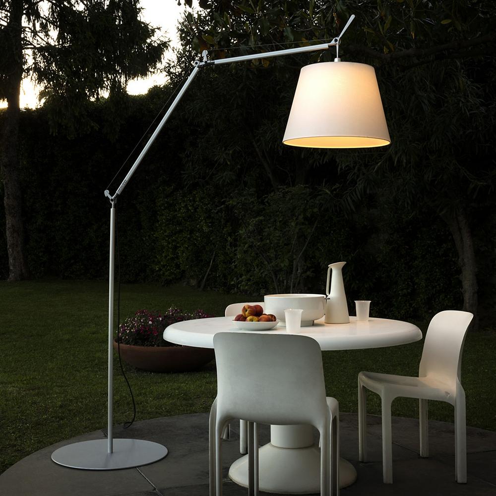 Tolomeo Mega Outdoor LED Floor Lamp over an outdoor dining table.