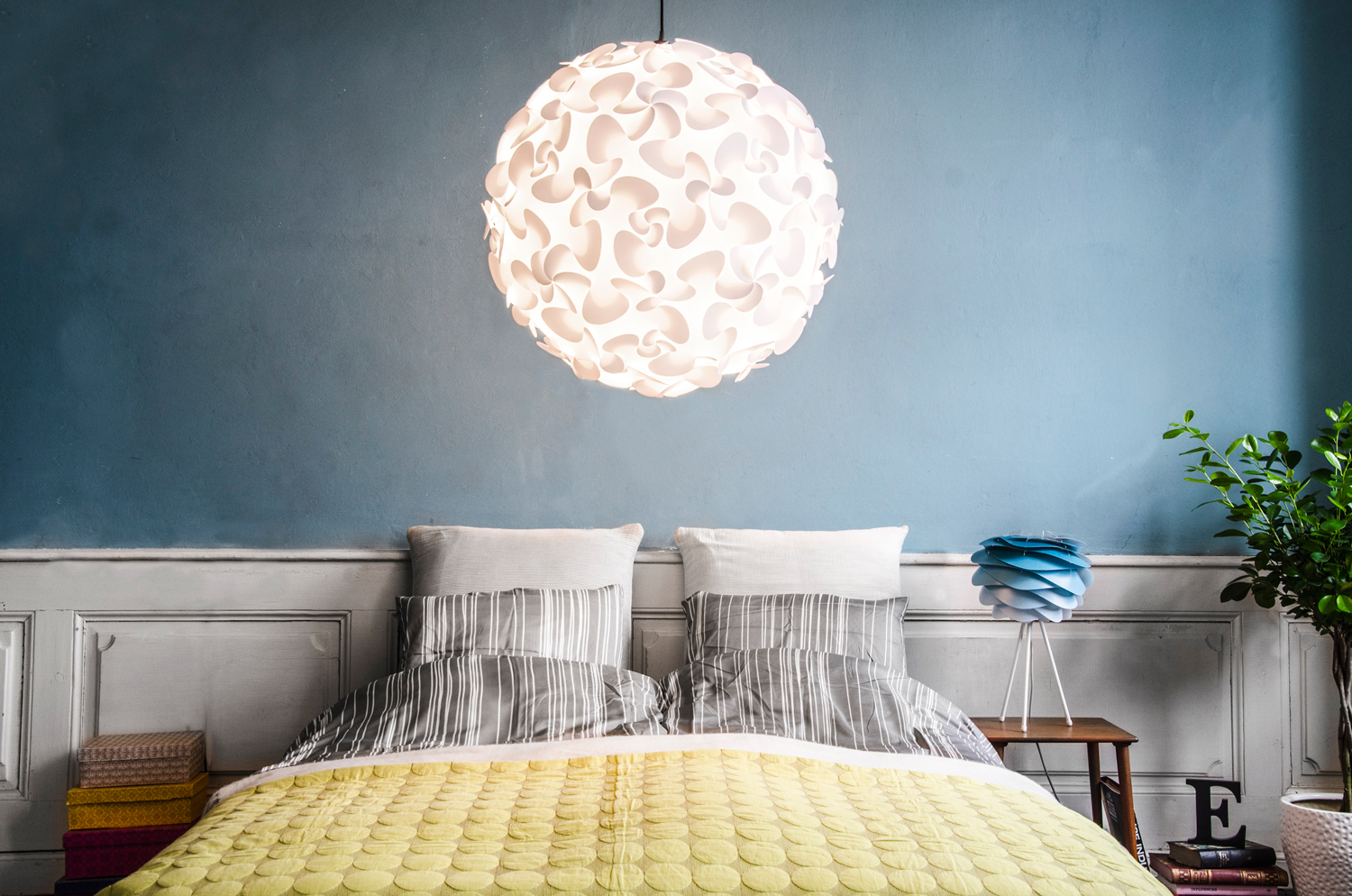 Lora Pendant by Lorenzo Radaelli and Carmina Mini Table Lamp in a modern bedroom.