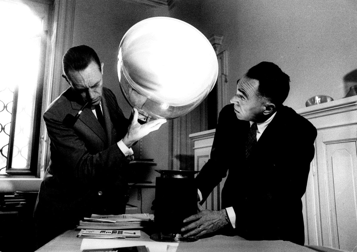 Achille and Pier Giacomo Castiglioni with their Taccia prototype, 1962. Photo © Ugo Mulas, courtesy of FLOS.